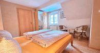 Modernisiertes Einfamilienhaus als Kapitalanlage oder zur Eigennutzung mit Calmontblick an der Mosel - Schlafzimmer DG