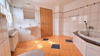 Modernisiertes Einfamilienhaus als Kapitalanlage oder zur Eigennutzung mit Calmontblick an der Mosel - Badezimmer DG
