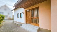 Sehr gepflegtes Einfamilienhaus mit Garage, Garten und Balkon in Bullay/Mosel - Eingang