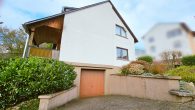 Sehr gepflegtes Einfamilienhaus mit Garage, Garten und Balkon in Bullay/Mosel - Vorderansicht