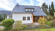 Sehr gepflegtes Einfamilienhaus mit Garage, Garten und Balkon in Bullay/Mosel - Seitenansicht