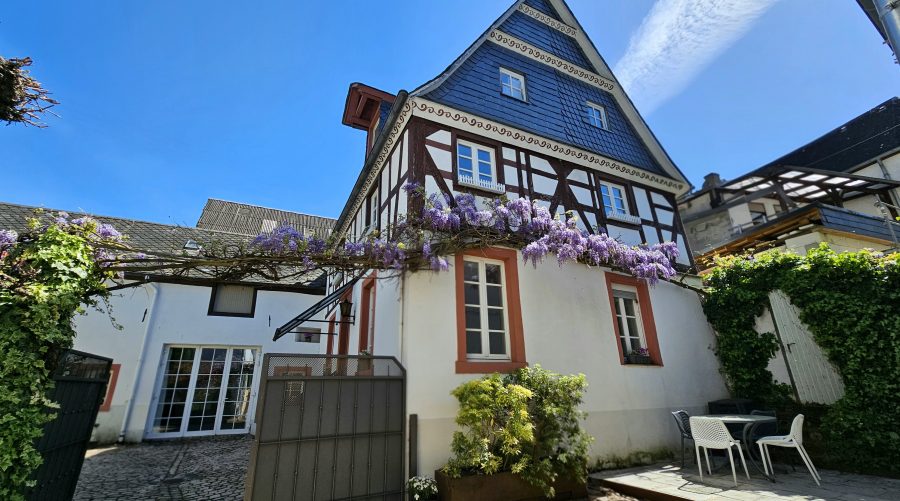 Charmantes, kernsaniertes Fachwerkhaus mit Innenhof, Nebengebäude & Parkmöglichkeiten in Erden, 54492 Erden, Einfamilienhaus