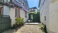 Charmantes, kernsaniertes Fachwerkhaus mit Innenhof, Nebengebäude & Parkmöglichkeiten in Erden - Patio