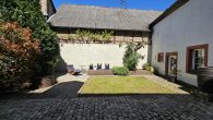 Charmantes, kernsaniertes Fachwerkhaus mit Innenhof, Nebengebäude & Parkmöglichkeiten in Erden - Innenhof