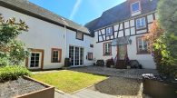 Charmantes, kernsaniertes Fachwerkhaus mit Innenhof, Nebengebäude & Parkmöglichkeiten in Erden - Innehof