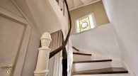 Charmantes, kernsaniertes Fachwerkhaus mit Innenhof, Nebengebäude & Parkmöglichkeiten in Erden - Treppe Wohnhaus