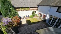 Charmantes, kernsaniertes Fachwerkhaus mit Innenhof, Nebengebäude & Parkmöglichkeiten in Erden - Luftansicht Innenhof