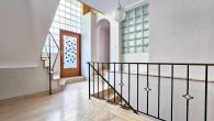 Großzügiges Wohn- und Ferienhaus, zwei Wohneinheiten möglich, inmitten der Zeller Altstadt - Mosel - Treppenhaus mit Terrassenzugang 1. OG