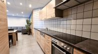 Großzügiges Wohn- und Ferienhaus, zwei Wohneinheiten möglich, inmitten der Zeller Altstadt - Mosel - Küche EG
