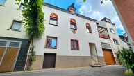 Großzügiges Wohn- und Ferienhaus, zwei Wohneinheiten möglich, inmitten der Zeller Altstadt - Mosel - Vorderansicht