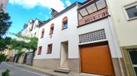 Großzügiges Wohn- und Ferienhaus, zwei Wohneinheiten möglich, inmitten der Zeller Altstadt - Mosel - Haus Vorderansicht