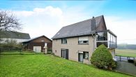 Perfektes Einfamilienhaus mit Garten und Garage - Rückseite Haus