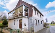 Perfektes Einfamilienhaus mit Garten und Garage - Außenansicht