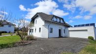 Schönes Einfamilienhaus mit Einliegerwohnung, Doppelgarage und Garten in Illerich, nahe Cochem - Vorderansicht