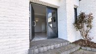 Schönes Einfamilienhaus mit Einliegerwohnung, Doppelgarage und Garten in Illerich, nahe Cochem - Eingangsbereich