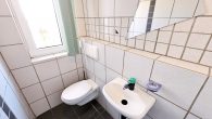 Schönes Einfamilienhaus mit Einliegerwohnung, Doppelgarage und Garten in Illerich, nahe Cochem - Gäste WC EG