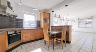 Schönes Einfamilienhaus mit Einliegerwohnung, Doppelgarage und Garten in Illerich, nahe Cochem - Küche EG