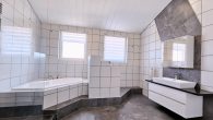 Schönes Einfamilienhaus mit Einliegerwohnung, Doppelgarage und Garten in Illerich, nahe Cochem - Bad OG