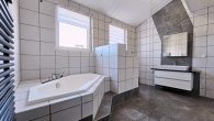 Schönes Einfamilienhaus mit Einliegerwohnung, Doppelgarage und Garten in Illerich, nahe Cochem - Bad OG