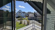 Schönes Einfamilienhaus mit Einliegerwohnung, Doppelgarage und Garten in Illerich, nahe Cochem - Balkon OG