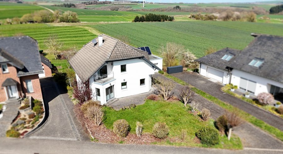 Schönes Einfamilienhaus mit Einliegerwohnung, Doppelgarage und Garten in Illerich, nahe Cochem, 56814 Illerich, Einfamilienhaus