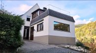 Großzügiges Einfamilienhaus mit 2 Garagen, Nebengebäude und Garten in Ortsrandlage von Zell/Mosel - Vorderansicht