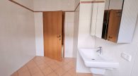 Großzügiges Einfamilienhaus mit 2 Garagen, Nebengebäude und Garten in Ortsrandlage von Zell/Mosel - Duschbad