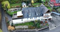 Großzügiges Einfamilienhaus mit 2 Garagen, Nebengebäude und Garten in Ortsrandlage von Zell/Mosel - Gesamtansicht