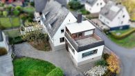 Großzügiges Einfamilienhaus mit 2 Garagen, Nebengebäude und Garten in Ortsrandlage von Zell/Mosel - Gesamtansicht