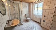 Großes Einfamilienhaus mit 2 Terrassen, Weinbergblick und Doppelgarage inmitten der Zeller Altstadt - Badezimmer 1. OG