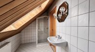 Großes Einfamilienhaus mit 2 Terrassen, Weinbergblick und Doppelgarage inmitten der Zeller Altstadt - Badezimmer DG