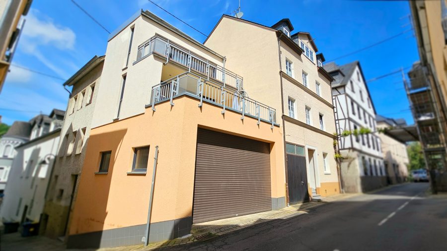 Großes Einfamilienhaus mit 2 Terrassen, Weinbergblick und Doppelgarage inmitten der Zeller Altstadt, 56856 Zell (Mosel), Einfamilienhaus