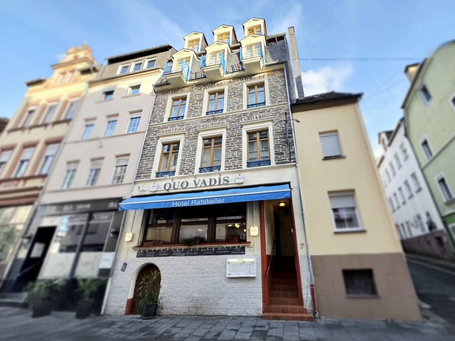 Renoviertes Restaurant mit 14 Gästezimmern im Herzen von Zell (Mosel), 56856 Zell (Mosel), Pensionen